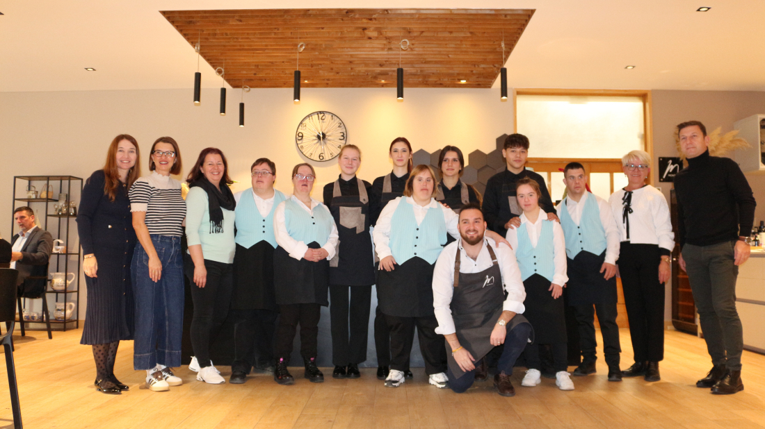 Zajedništvo na djelu: Rovinjski srednjoškolci i štićenici Down sindrom centra Pula kuhali kave za građane Rovinja