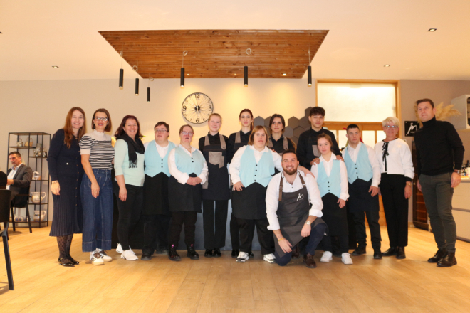 Zajedništvo na djelu: Rovinjski srednjoškolci i štićenici Down sindrom centra Pula kuhali kave za građane Rovinja