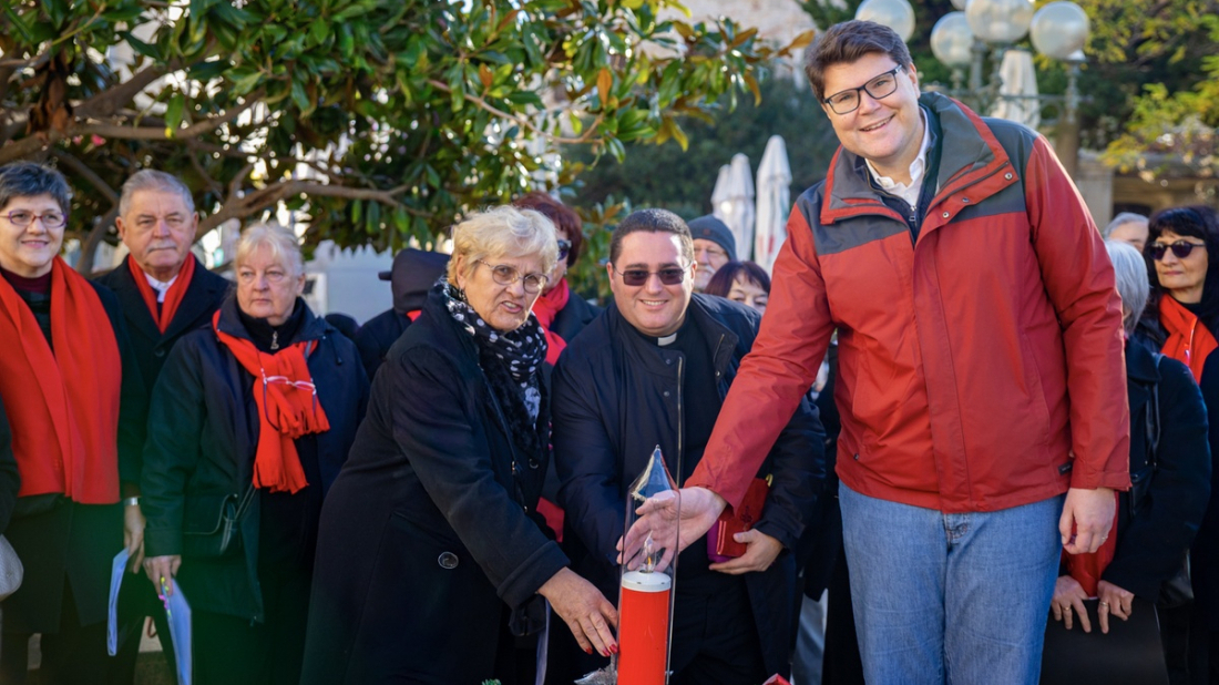 Pula: Upaljena prva adventska svijeća