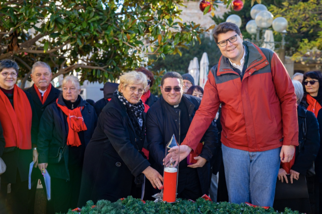 Pula: Upaljena prva adventska svijeća