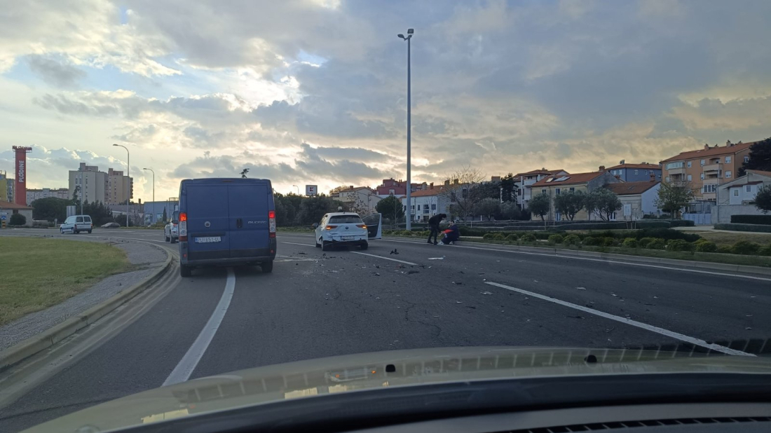 Prometna nesreća na kružnom toku u Industrijskoj ulici u Puli – policija provodi očevid, ima ozlijeđenih!