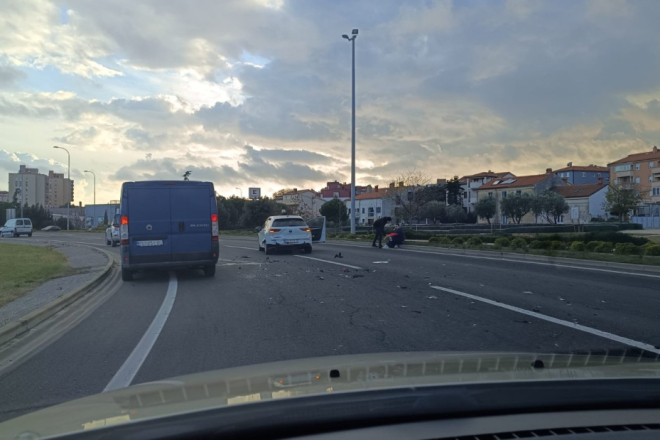 Prometna nesreća na kružnom toku u Industrijskoj ulici u Puli – policija provodi očevid, ima ozlijeđenih!