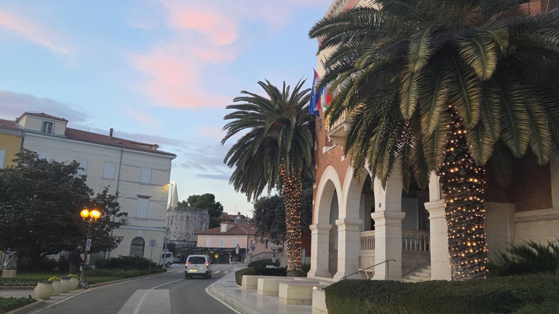 Poreč povećava porodiljne naknade i uvodi božićnice za roditelje njegovatelje!