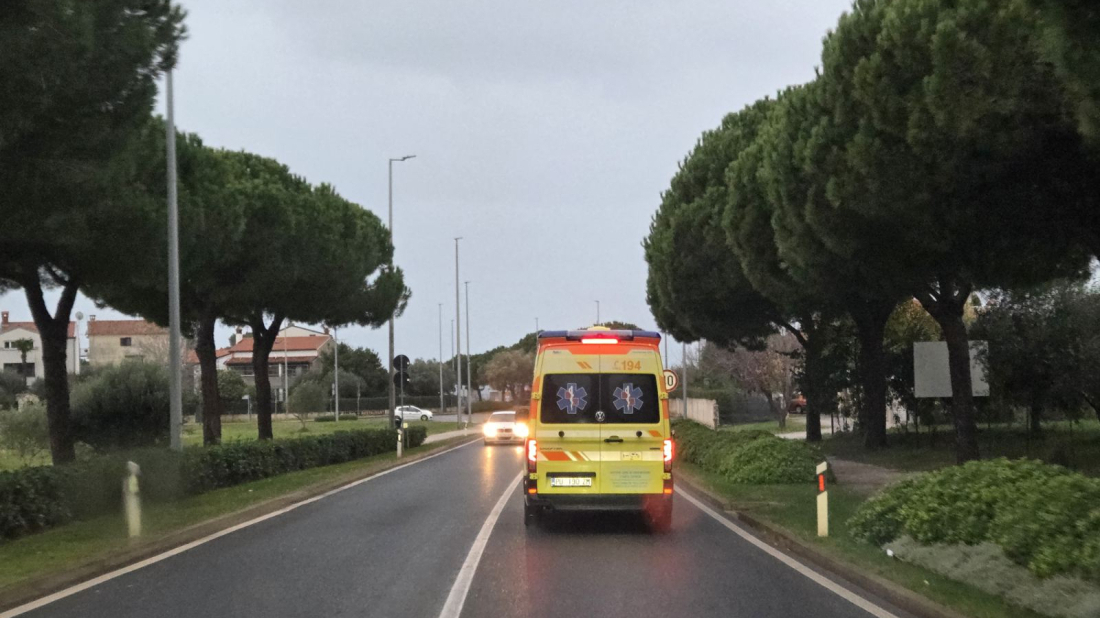 Filipinac sletio s kolnika i udario u stablo kod Tara: ozlijeđene tri osobe