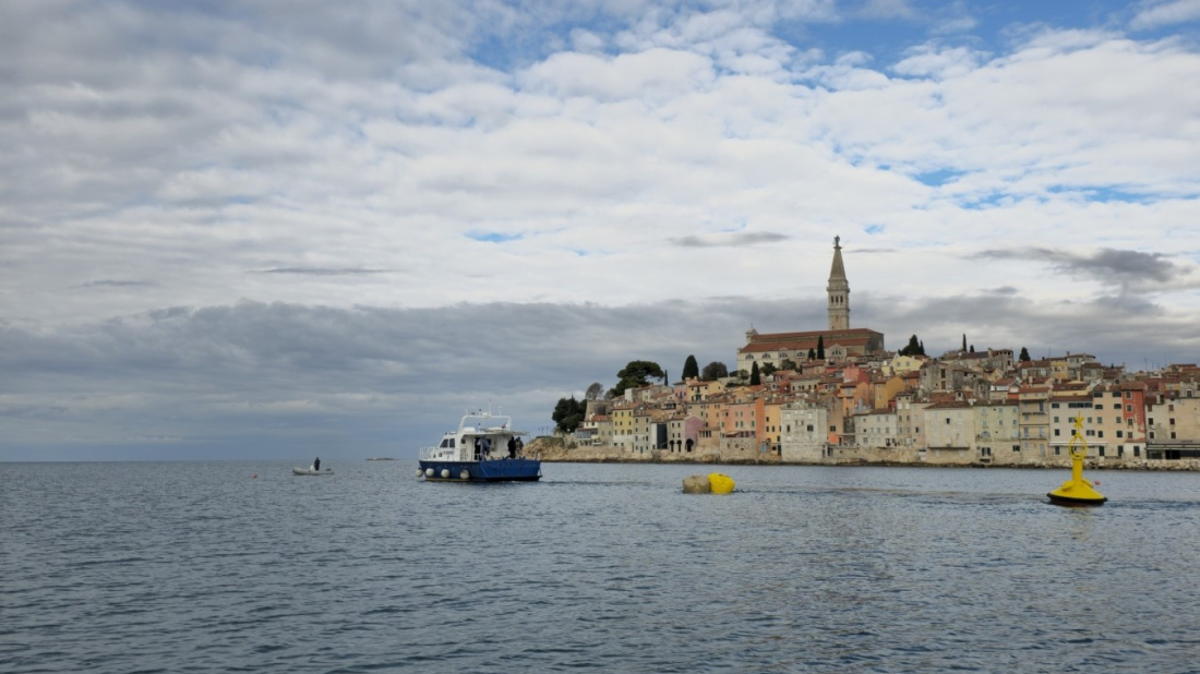 Rovinj: U tijeku postavljanje plutača oko gradilišta Sjevernog lukobrana na otoku Sveta Katarina