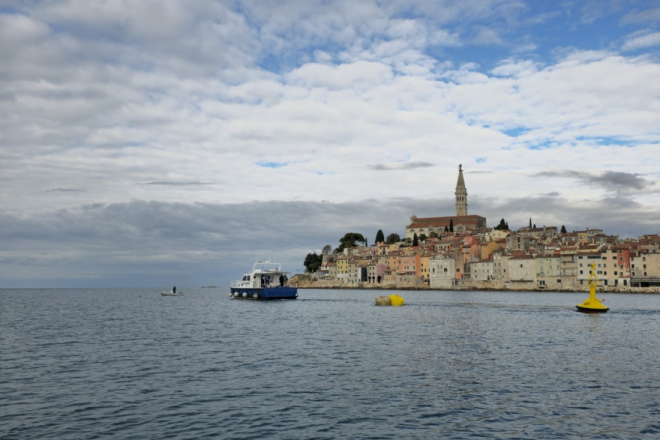 Djelomično ograničenje plovidbe u Rovinju: U tijeku postavljanje plutača oko gradilišta Sjevernog lukobrana