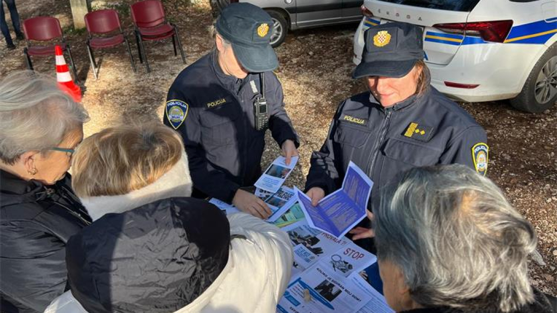 Policija u Poreču educirala građane o zaštiti od prijevara i internetskih prijetnji