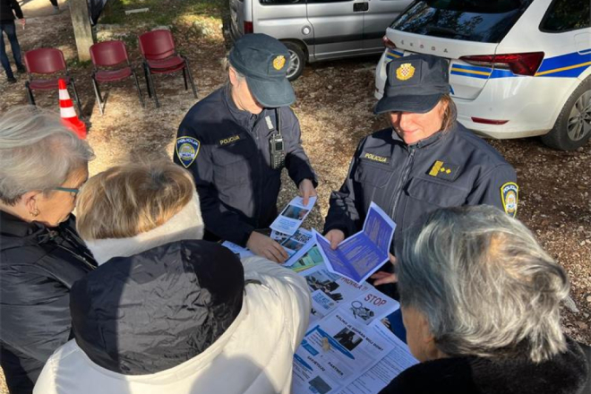 Policija u Poreču educirala građane o zaštiti od prijevara i internetskih prijetnji