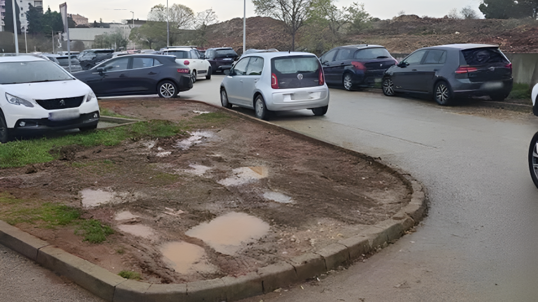 Kad ponestane asfalta, blato i trava ispred OB Pula postaju parkiralište