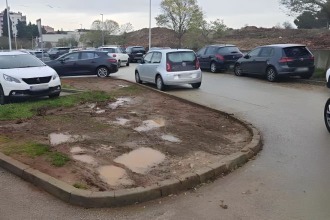 Kad ponestane asfalta, blato i trava ispred OB Pula postaju parkiralište