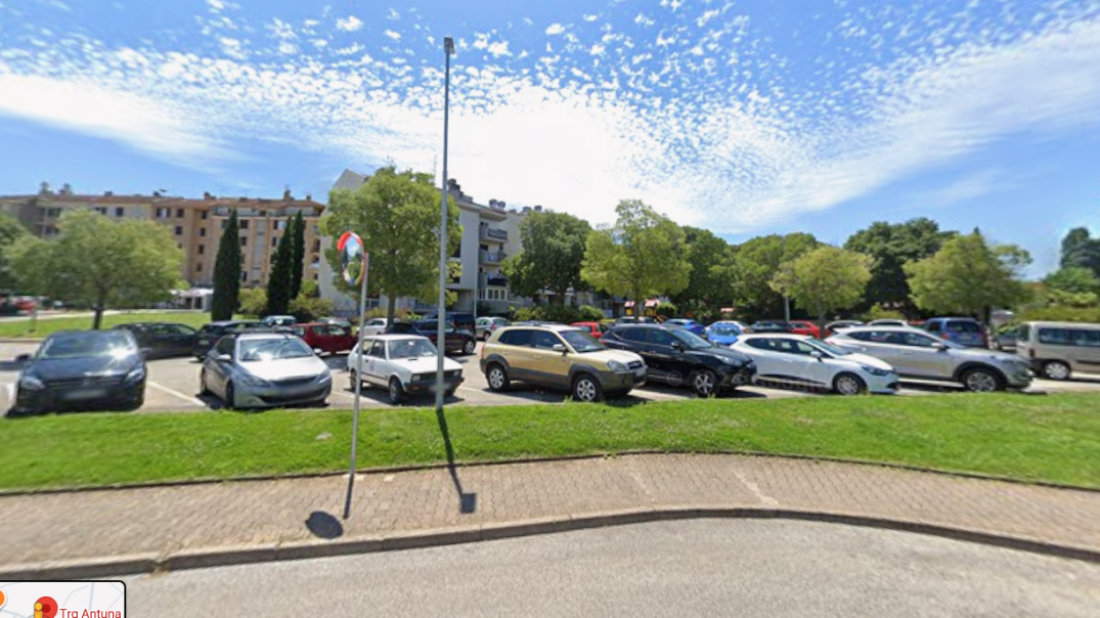 Rovinj: Udario u auto parkiran na Trgu Antuna Mihanovića, oštetio prometne znakove pa pobjegao!