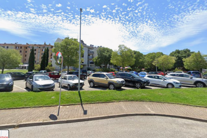 Rovinj: Udario u auto parkiran na Trgu Antuna Mihanovića, oštetio prometne znakove pa pobjegao!