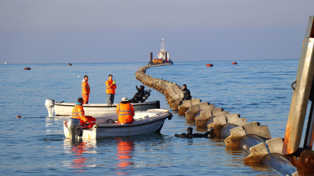 U Peroju započelo potapanje 918 metara podmorskog ispusta: jedan od najzahtjevnijih zahvata Aglomeracije Pula Sjever!