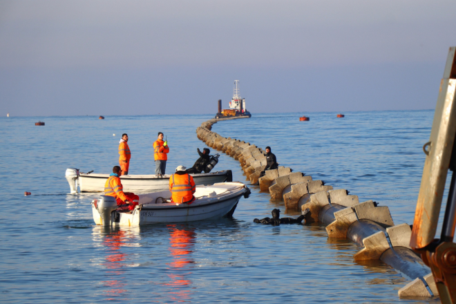 U Peroju započelo potapanje 918 metara podmorskog ispusta: jedan od najzahtjevnijih zahvata Aglomeracije Pula Sjever!