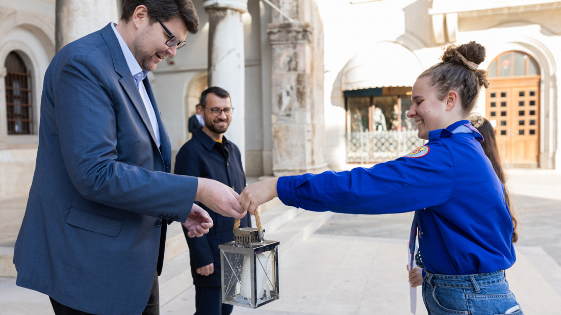 Pula dočekala Betlehemsko svjetlo: plamen mira izložen u Komunalnoj palači