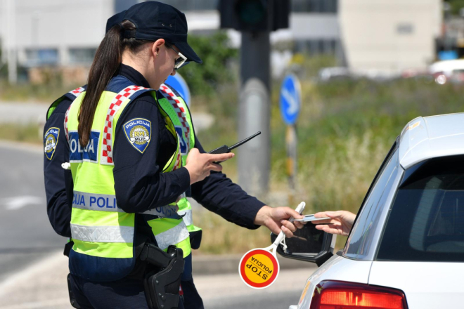 U Istri uhićen pijani vozač s čak 2.35 promila: Oduzeli mu auto, prijeti mu 60 dana zatvora i godina dana bez vožnje