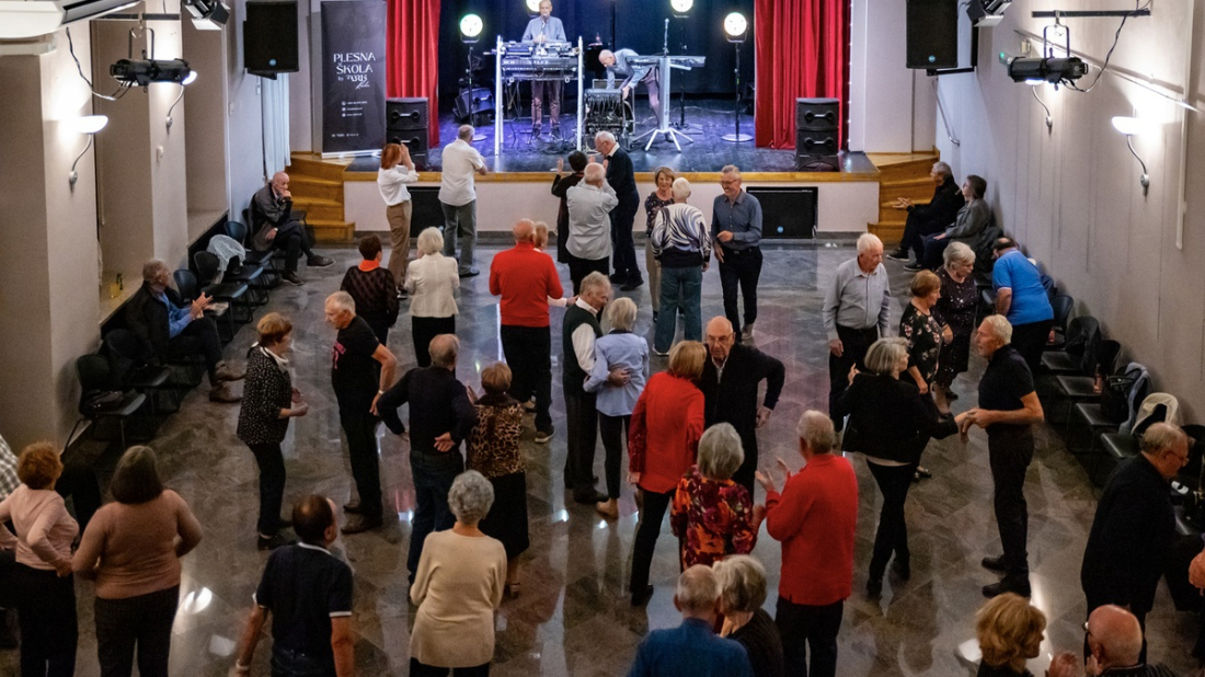 Božićno druženje pulskih umirovljenika uz Serđa Valića i Duo Magnoliju