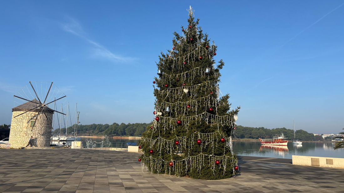 "Topla" gesta za blagdane: Obitelj Čuturilo poklonila bor Medulinu