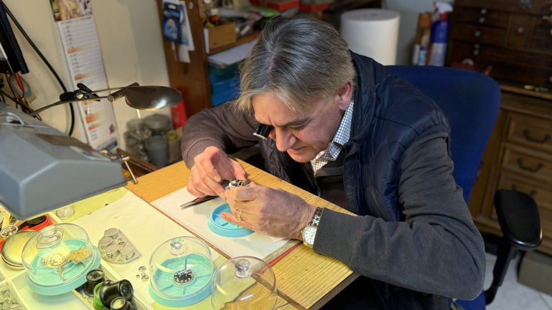 Zanat koji polako nestaje, ali u Kašteliru još kuca! Davor Deković više od 40 godina oživljava satove