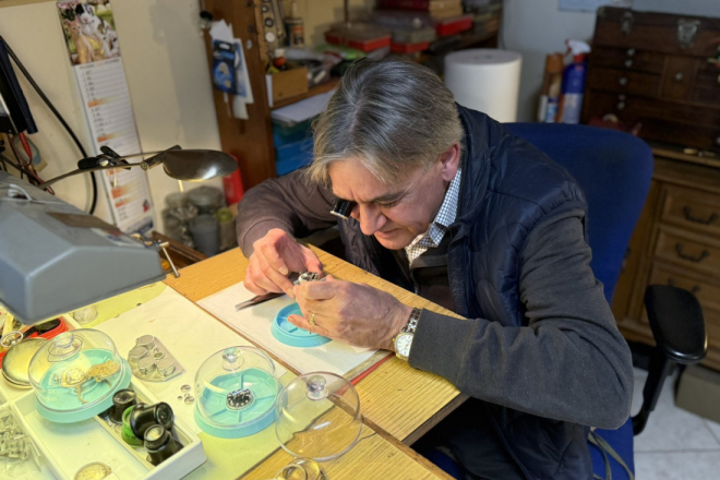 Zanat koji polako nestaje, ali u Kašteliru još kuca! Davor Deković više od 40 godina oživljava satove