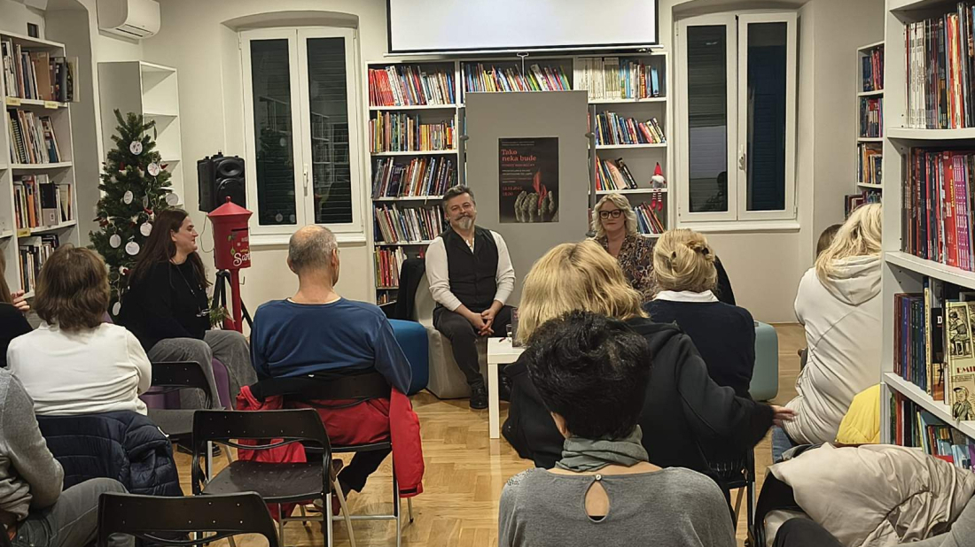 "Svijetliti unatoč mraku": Zanimljiva književna večer s Robertom Međurečanom u rovinjskoj gradskoj knjižnici