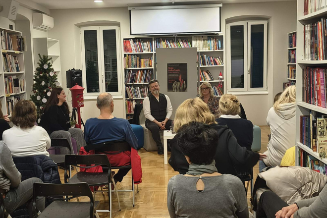 "Svijetliti unatoč mraku": Zanimljiva književna večer s Robertom Međurečanom u rovinjskoj gradskoj knjižnici