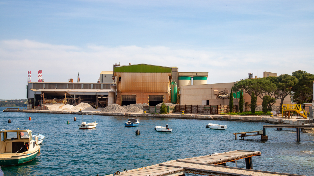 NL FZ upozorava: Gradonačelnik Grbin ne reagira na alarmantna zagađenja cementare u Puli