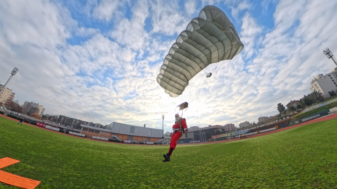 Blagdanski spektakl za djecu u Puli: Padobranski Djed Mraz sletio na stadion ŠRC Veruda
