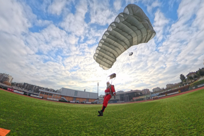 Blagdanski spektakl za djecu u Puli: Padobranski Djed Mraz sletio na stadion ŠRC Veruda
