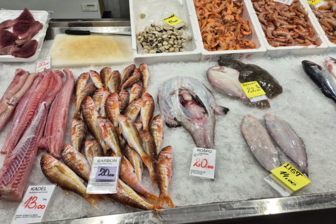 Švojat, list, oslić, orada, rošpo: Slika s pulske tržnice melem je za oči, ali tuga za prodavce