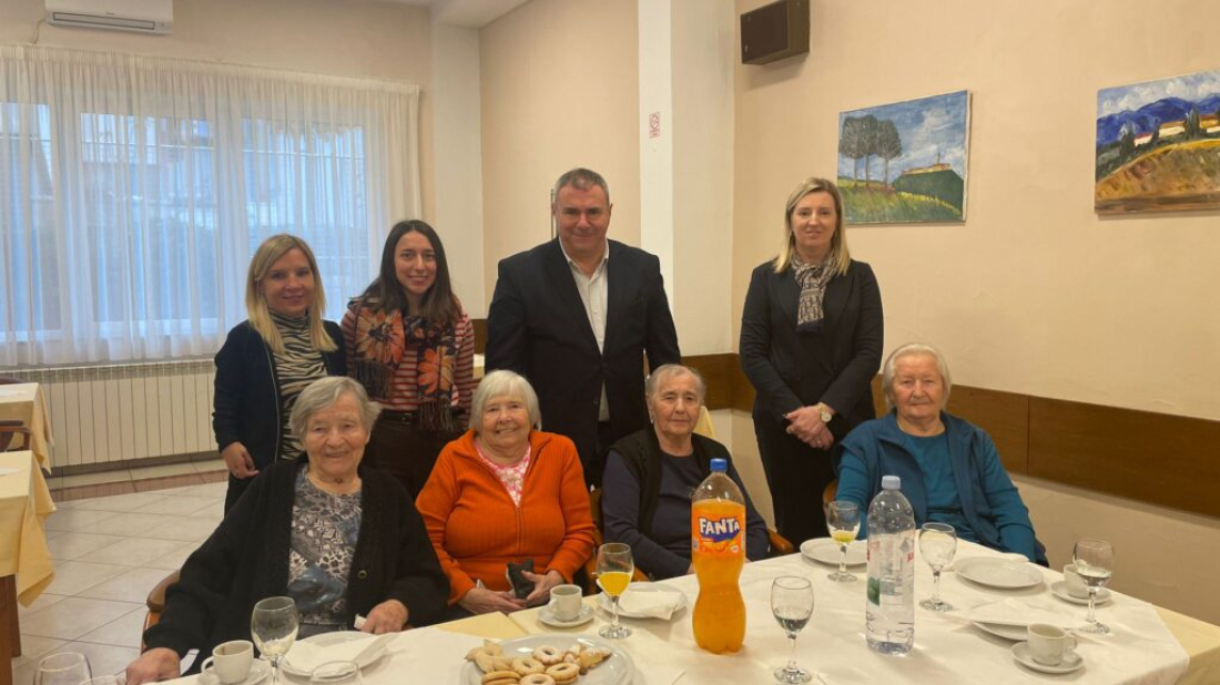 Načelnik Jurman tradicionalno posjetio kanfanarske korisnike Doma za starije osobe u Rovinju