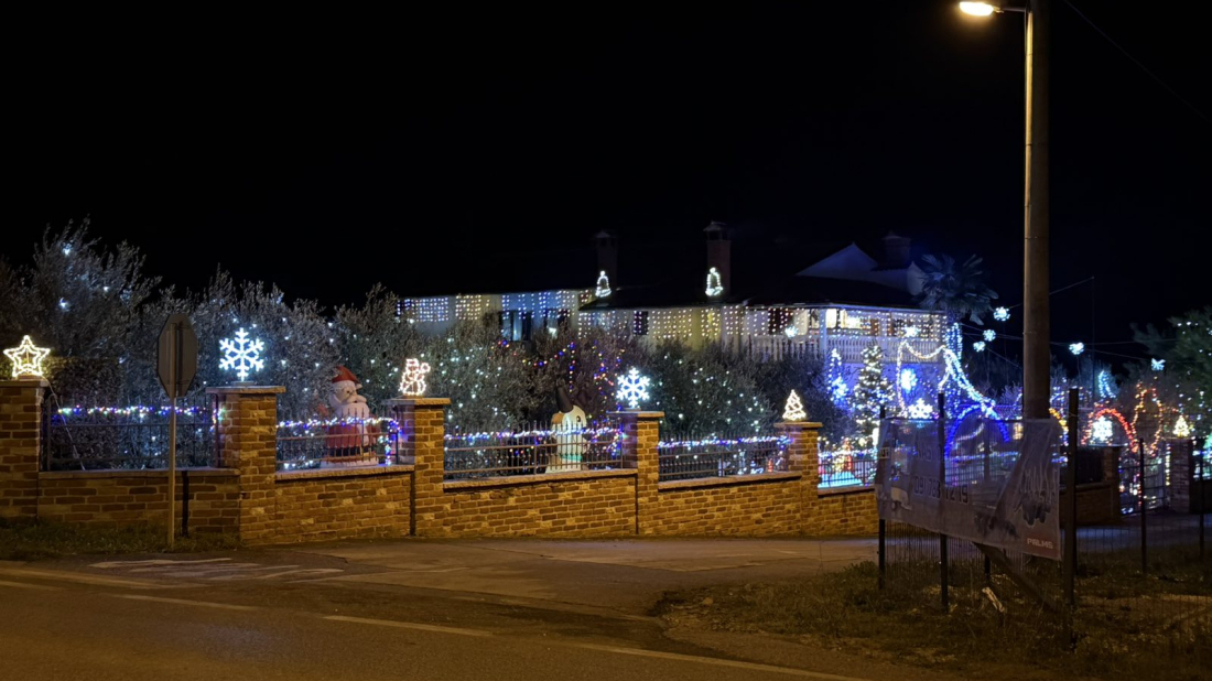 FOTO BILJEŠKA: Najblistavija kuća u Istri: Božićna bajka iz Buića kraj Poreča oduševljava prolaznike!