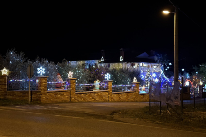 FOTO BILJEŠKA: Najblistavija kuća u Istri: Božićna bajka iz Buića kraj Poreča oduševljava prolaznike!