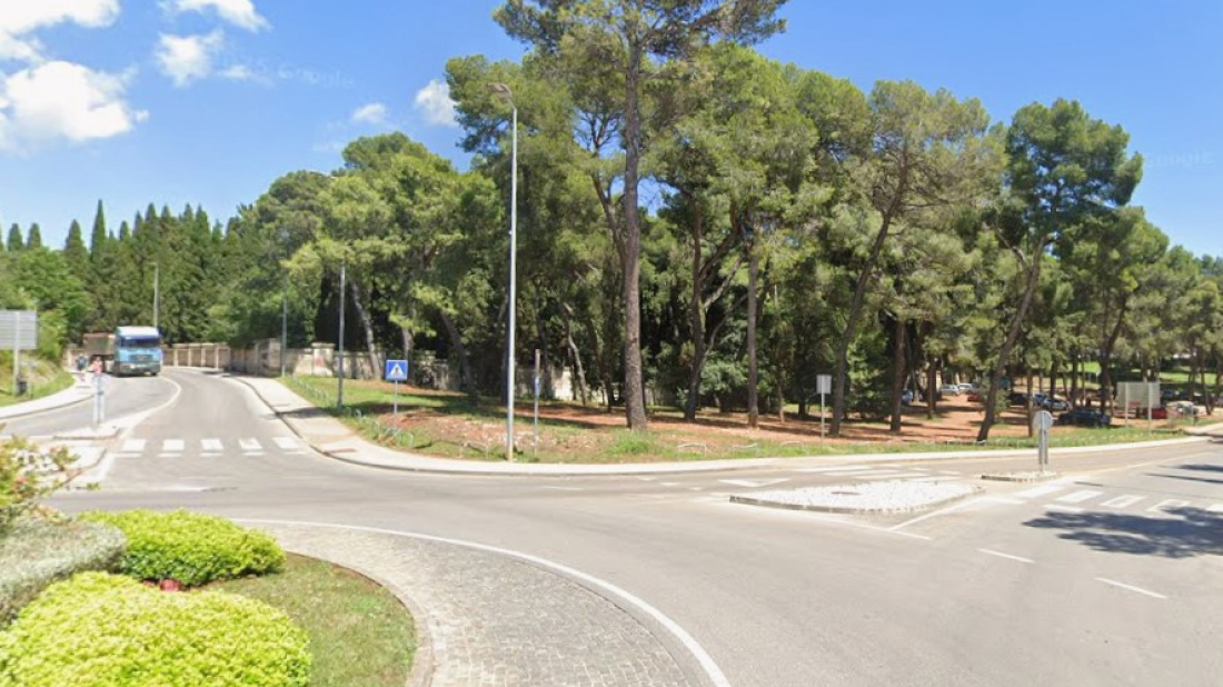 Napad kod trgovačkog centra na Stoji: Bacili petarde na mladog Indijca i fizički ga napali