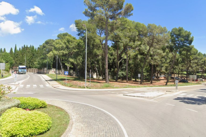 Napad kod trgovačkog centra na Stoji: Bacali petarde i fizički napali 22-godišnjeg državljanina Indije