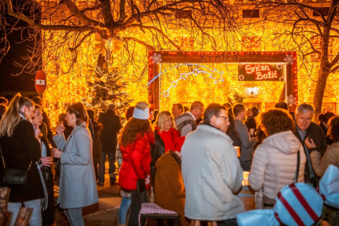 “Pušti takujin doma”: Badnjak na placi u Krnici, tradicija koja se nastavlja i ove  godine