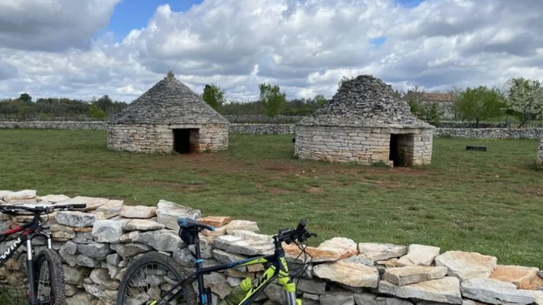 IDEJA ZA VIKEND IZLET Pješačka staza 112 - pješačenje stazama kažuna, suhozida i maslinika