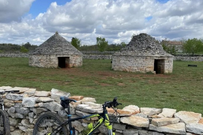 IDEJA ZA VIKEND IZLET Pješačka staza 112 - pješačenje stazama kažuna, suhozida i maslinika