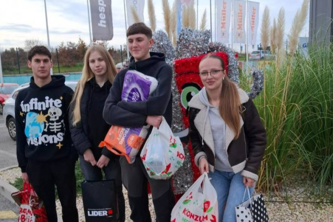 U blagdanskom duhu: Učenici Strukovne škole Eugena Kumičića pripremili darove za tri rovinjske obitelji