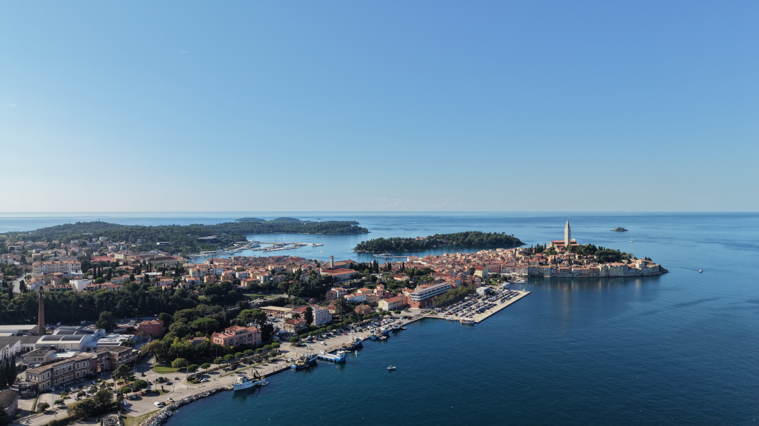 Zločin iz mržnje u Rovinju: Pijan muškarac brutalno napao ženu u lokalu