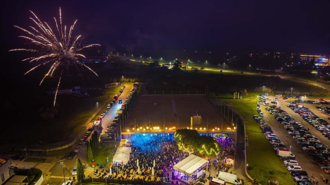 Novigrad organizira „Goodbye 2025“: Za Silvestrovo građane zabavljaju  DJ Mister G i bend Night Express