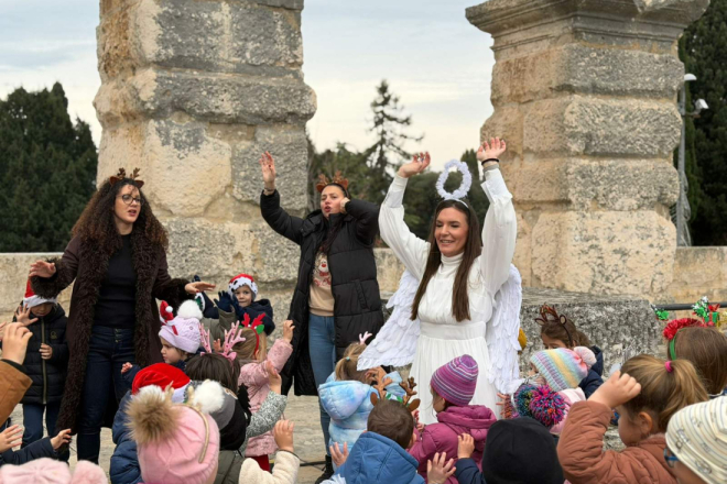 VIDEO Kad se male ruke slože: Suradnja  Antonele Škuflić Savić i DV Oblutak Pula iznjedrila pjesmu „U plamenu ljubavi“