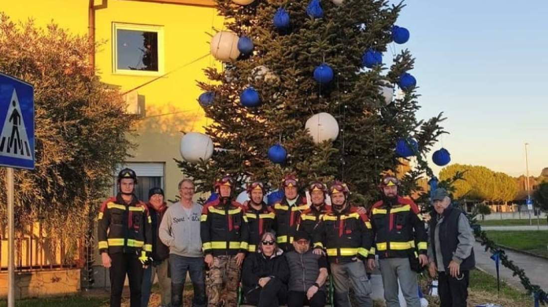 Gesta koja uljepšava blagdane: Obitelj Krt darovala božićnu jelku novigradskim vatrogascima