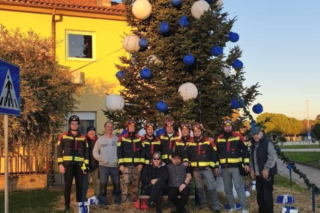 Gesta koja uljepšava blagdane: Obitelj Krt darovala božićnu jelku novigradskim vatrogascima