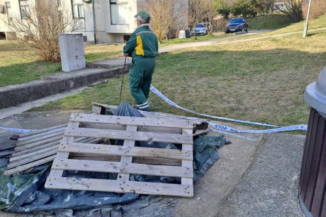 Buzet: Maloljetnik u novogodišnjoj noći  bacio pirotehničko sredstvo u spremnik za papir i izazvao požar!