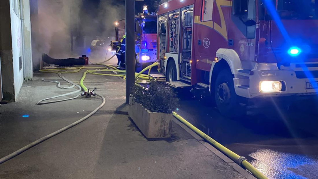 Požar u stambenoj zgradi na pulskoj Rivi!