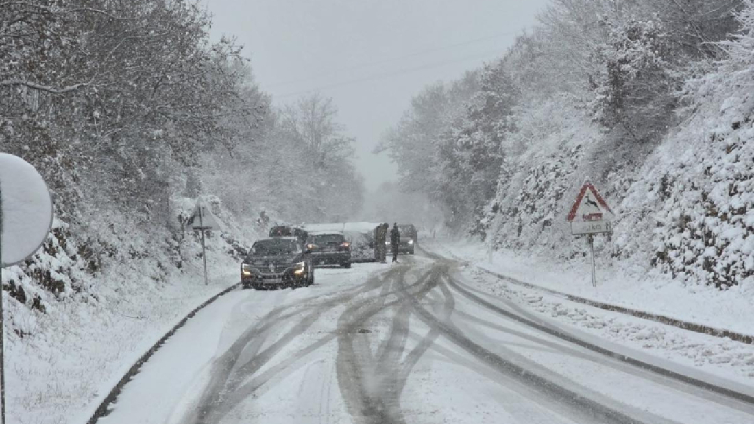 PRVI PROBLEMI! U Tinjanu zbog snijega vozilo završilo na krovu
