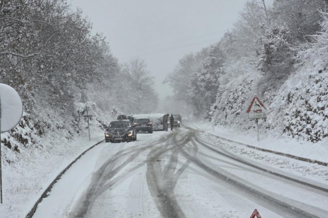 PRVI PROBLEMI! U Tinjanu zbog snijega vozilo završilo na krovu