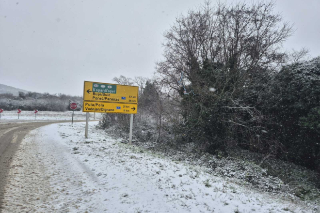FOTO Bijelo jutro u Puli i Rovinju: Ceste teško prohodne, zimska služba na terenu