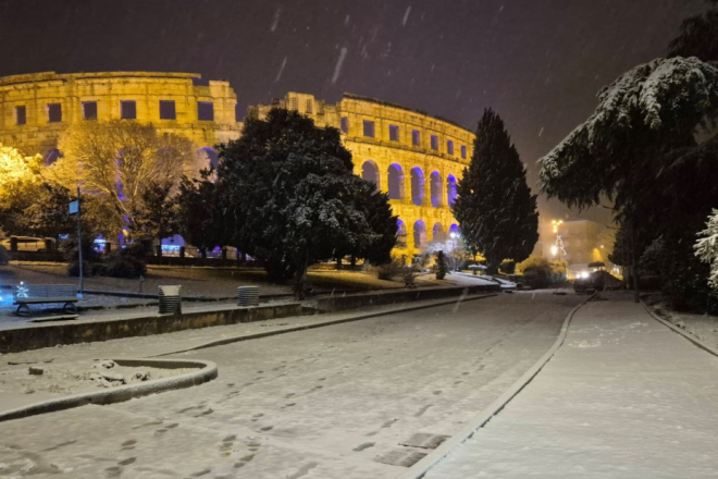 FOTO GALERIJA Pula pod snijegom: Rijetka zimska razglednica pretvorila grad u prizor za pamćenje!